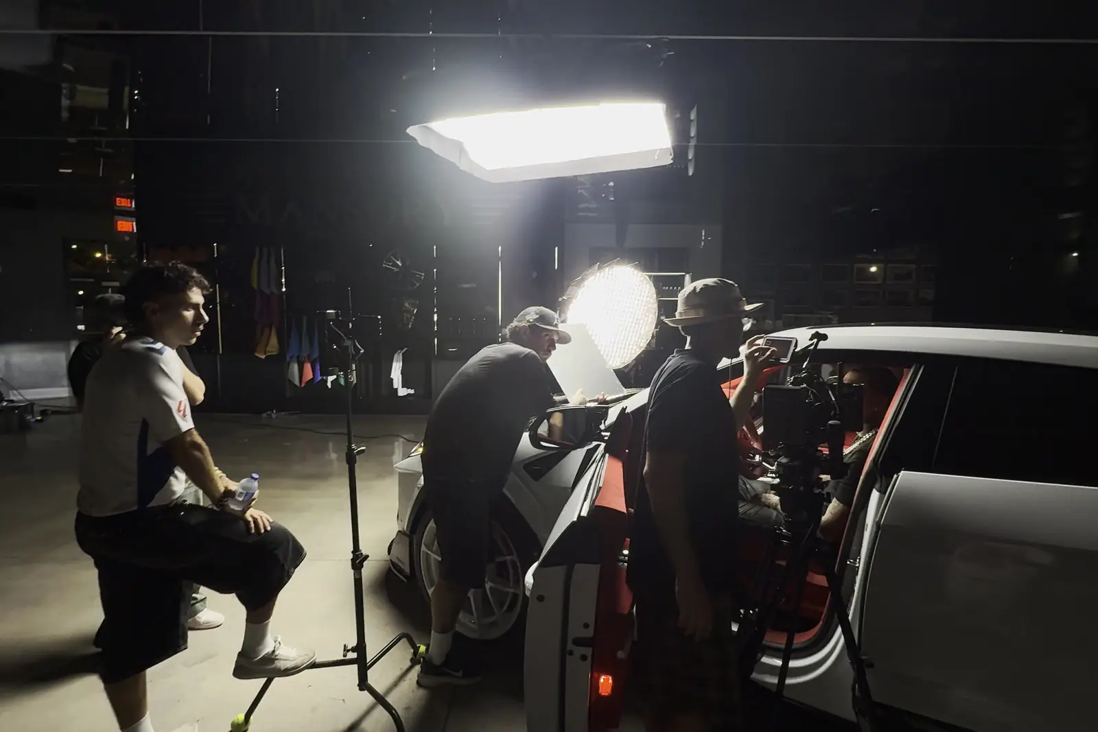 Equipo iluminando un Lamborghini en plató