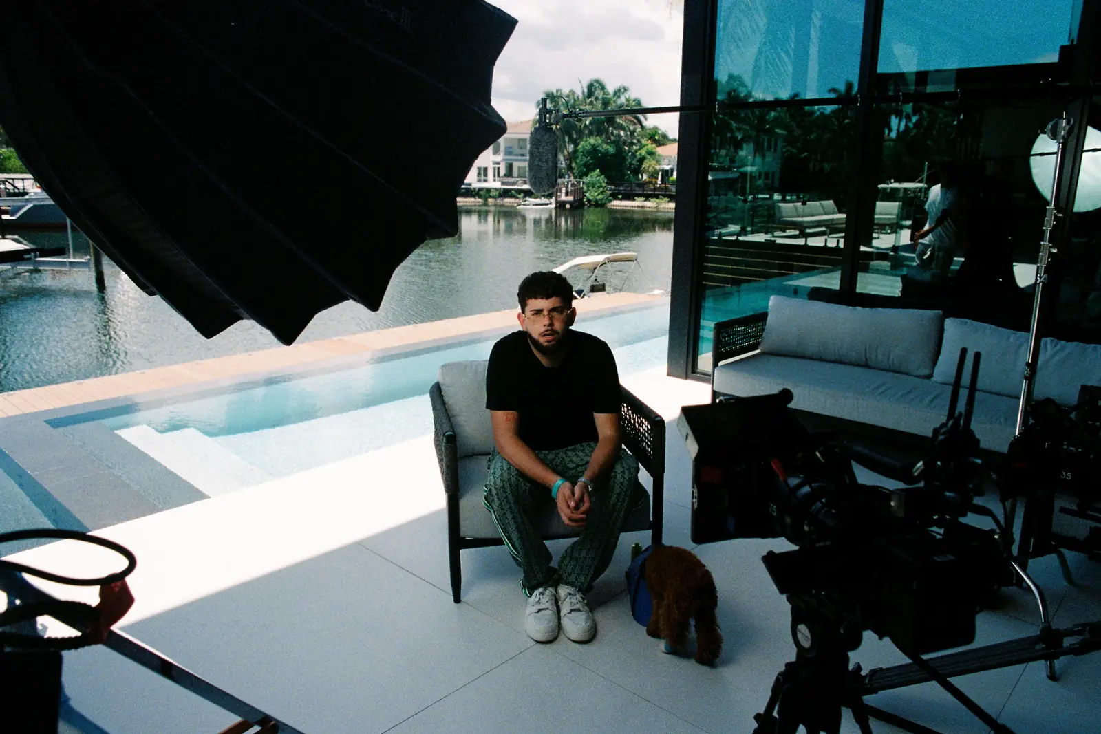Set de entrevista junto a una piscina con cámara, luz y difusor