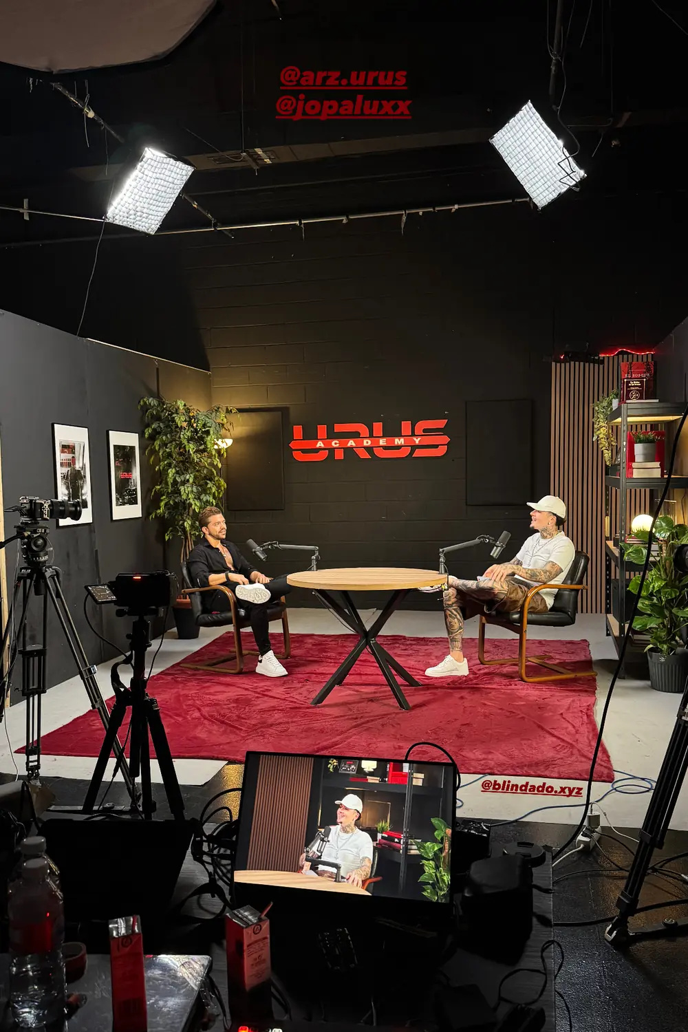 Plató de Urus Academy con focos, cámaras y monitor