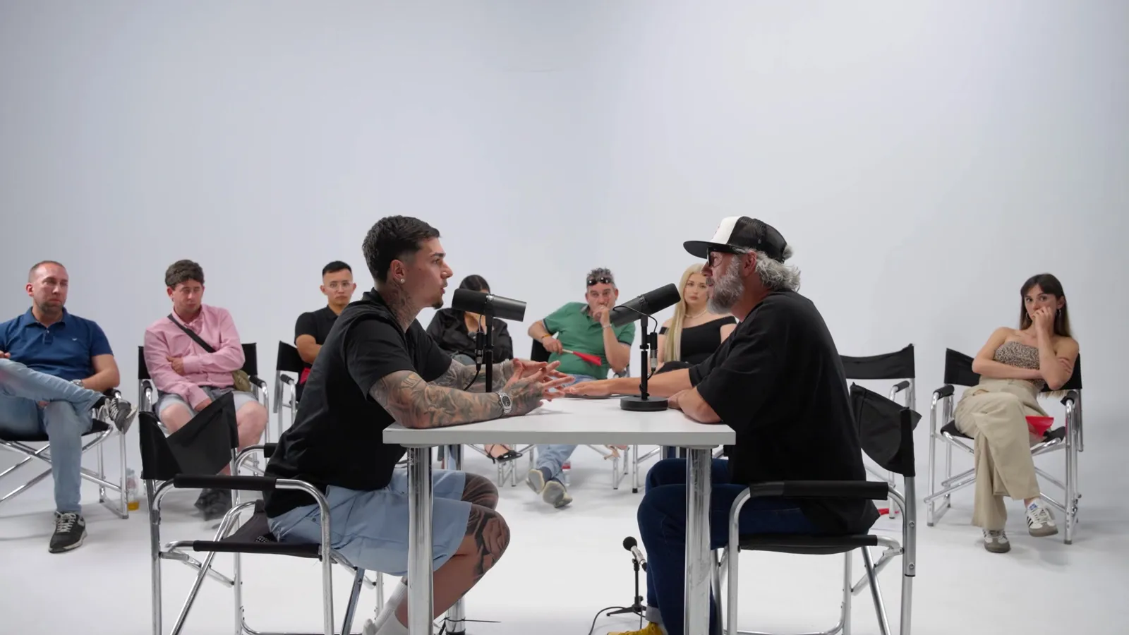Plató blanco con ARZ y ocho trabajadores alrededor de una mesa