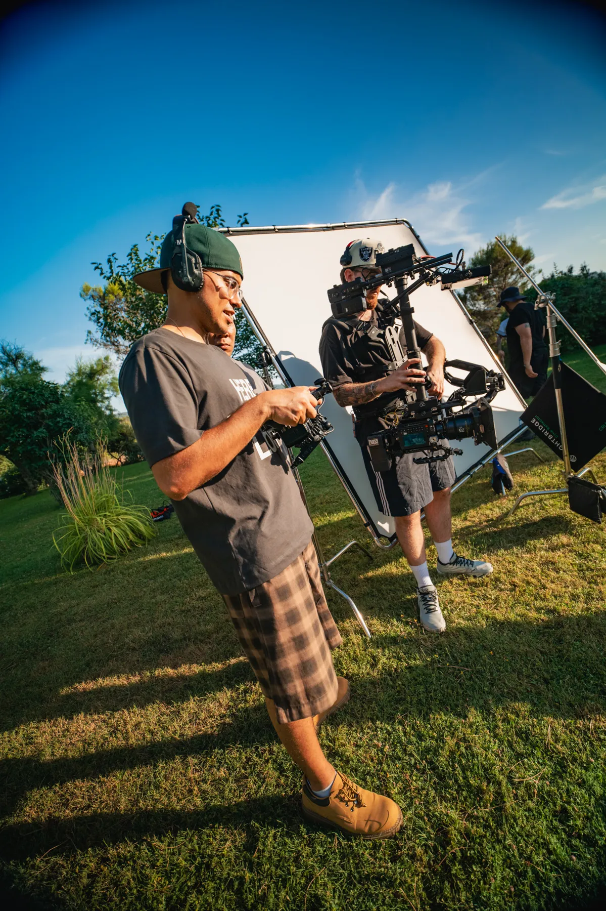 Director con monitor junto al operador de steadicam y un reflector