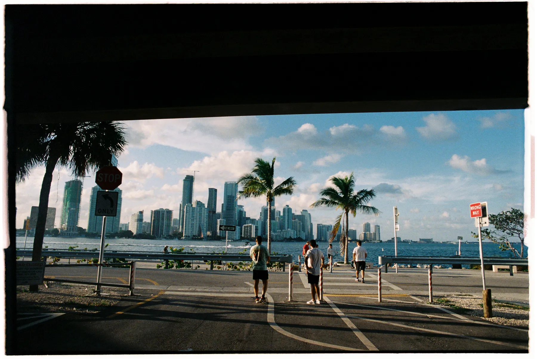 Skyline de Miami desde debajo de un puente, en analógico