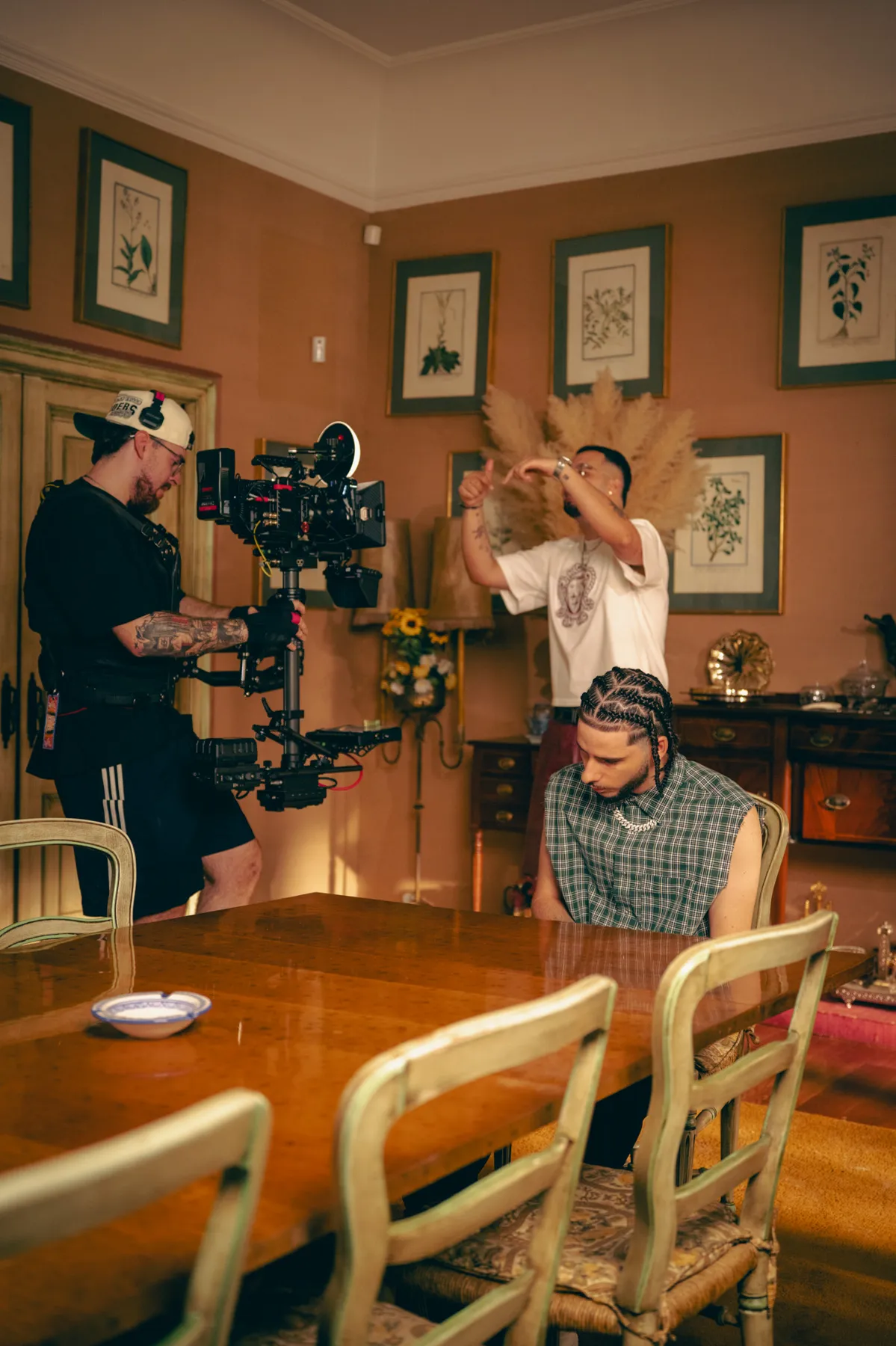 Operador de steadicam con cámara de cine en un comedor clásico