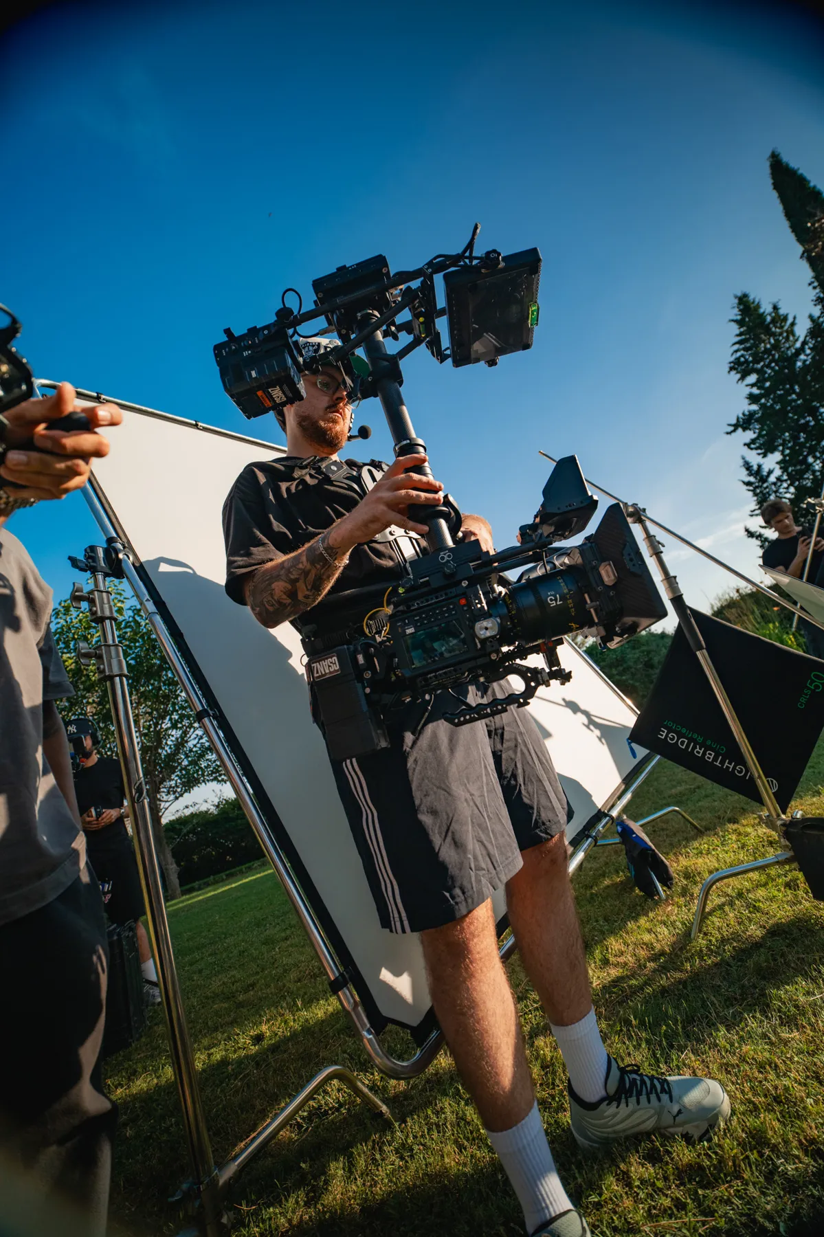 Operador de steadicam con óptica de cine en contrapicado